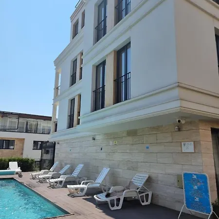 Apartment In Evargreen Complex With Terrace *